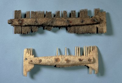 أمشاط ، الأنجلو سكسونية ، ربما من القرن الخامس إلى السابع (العظم) بواسطة الأنجلو ساكسون